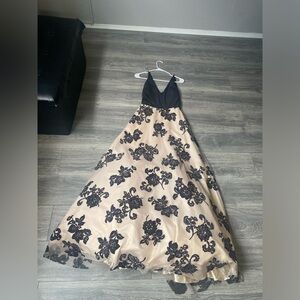 Beautiful dress for wedding or prom it even has pockets! Black velvet top